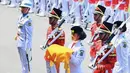 Bak Cinderella, sepatu Lilly tiba-tiba copot usai membawa bendera ke tengah lapangan dan hendak menghadap Presiden Jokowi. Alhasil ia menghadap Jokowi dengan membawa baki tanpa sepatu di kaki kirinya. Ia pun harus berjalan kembali mengelilingi lapangan upacara tanpa sepatu, namun ia profesional tetap bersikap tenang. [Instagram/Jokowi]