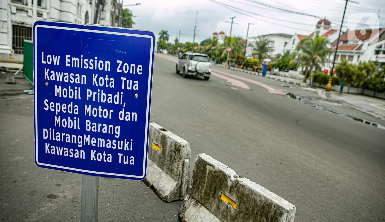 Suasana kawasan rendah emisi Kota Tua, Jakarta, Rabu (17/2/2021). Kualitas udara di kawasan Kota Tua Jakarta membaik setelah kebijakan Low Emission Zone (LEZ) atau Zona Emisi Rendah diberlakukan sejak 8 Februari 2021. (Liputan6.com/Faizal Fanani)