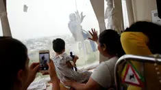 Petugas pembersih kaca berkostum Captain America mengejutkan pasien anak ketika turun dari atap rumah sakit anak-anak di Guadalupe, Meksiko, 30 April 2019. Mereka bergelantungan di luar jendela dengan mengenakan kostum superhero untuk menghibur anak- anak yang sedang sakit. (REUTERS/Daniel Becerril)