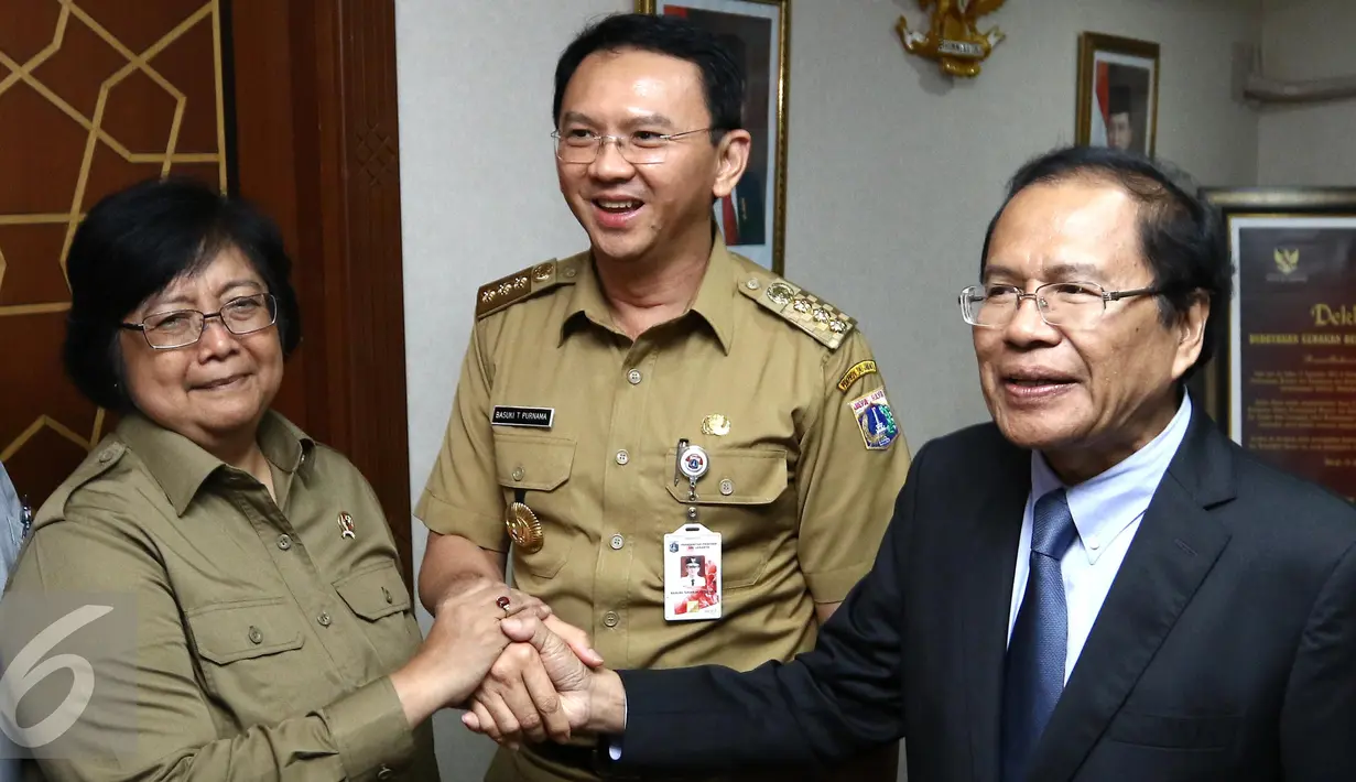 Ki-ka: Menteri LHK Siti Nurbaya, Gubernur Ahok dan Menko Maritim dan Sumber Daya Rizal Ramli jelang rapat koordinasi di Kemnko Maritim, Jakarta, Senin (18/4). Rapat membahas Reklamasi Teluk Jakarta. (Liputan6.com/Angga Yuniar)
