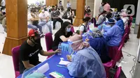 Petugas medis mendata warga sebelum disuntik vaksin COVID-19 di Universitas Budi Luhur, Jakarta Selatan, Senin (21/6/2021). Vaksinasi tersebut menargetkan 1.000 masyarakat Jakarta berusia 18 tahun ke atas. (Liputan6.com/Angga Yuniar)