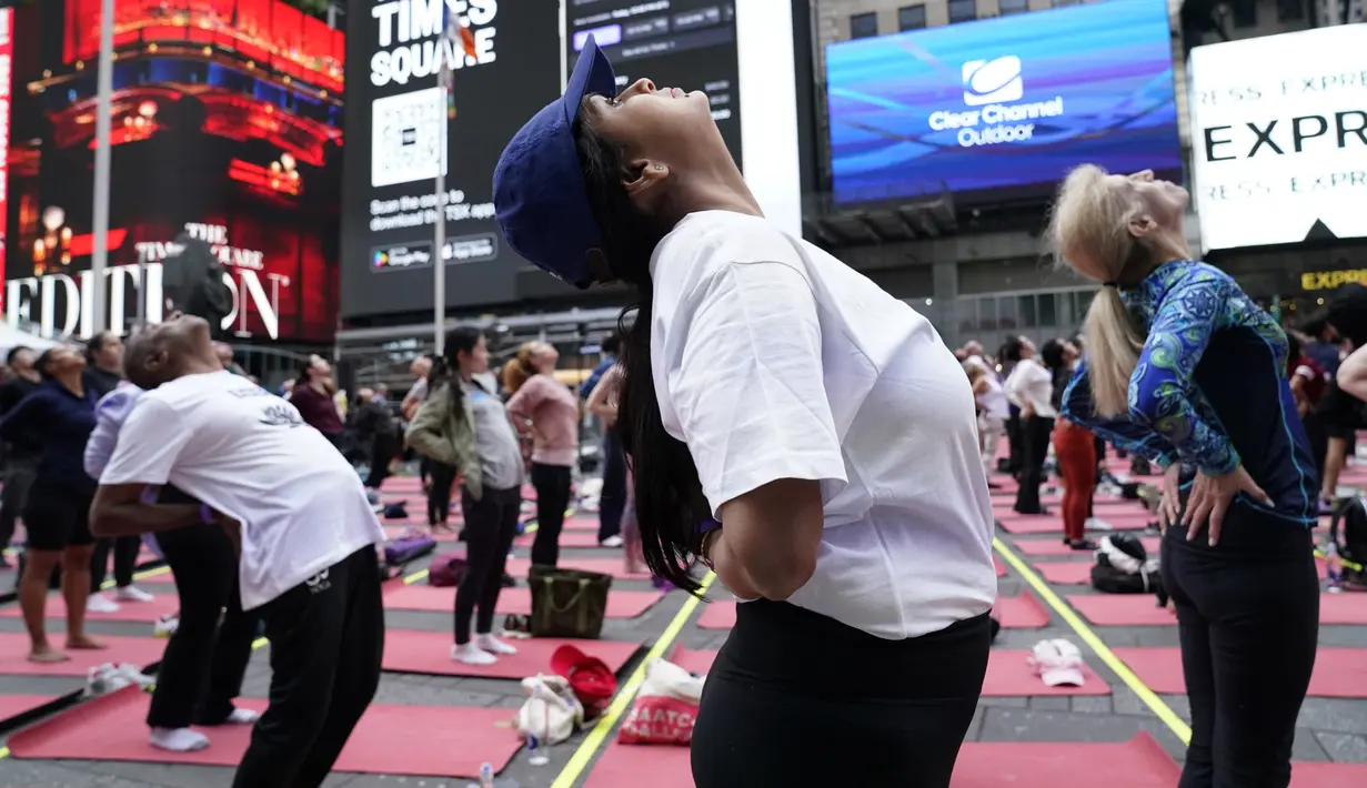 Tahun ini, acara ini berlangsung dari pukul 7:30 pagi hingga 8:30 malam di persimpangan Broadway dan 7th Avenue di antara 44th & 48th Streets. (Photo by TIMOTHY A. CLARY / AFP)