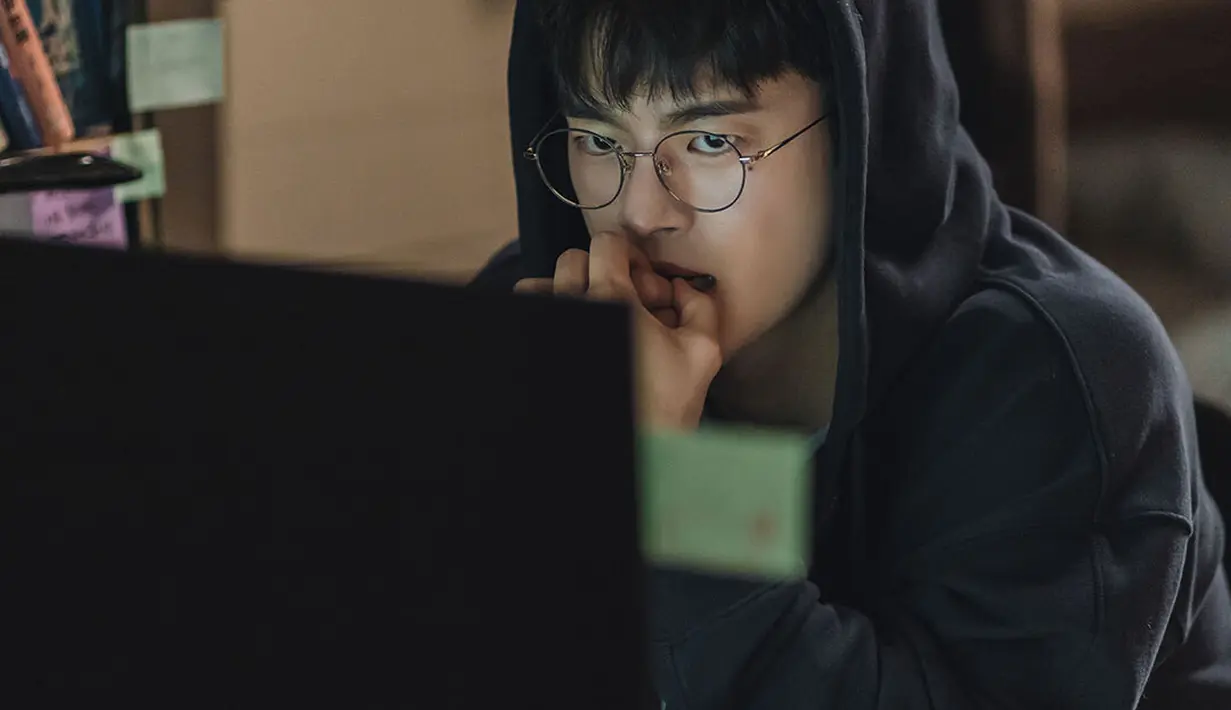 Choi Yi Jae—yang tidak terlahir dalam kekayaan atau hak istimewa—mencapai titik terendah setelah berjuang mencari pekerjaan dalam jangka waktu yang lama. (Foto: TVING)