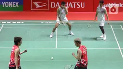 Fajar Alfian/Muhammad Rian Ardianto menyerah dua game langsung (11-21, 19-21) dari ganda putra Malaysia Man Wei Chong/Kai Wun Tee. (Liputan6.com/Herman Zakharia)