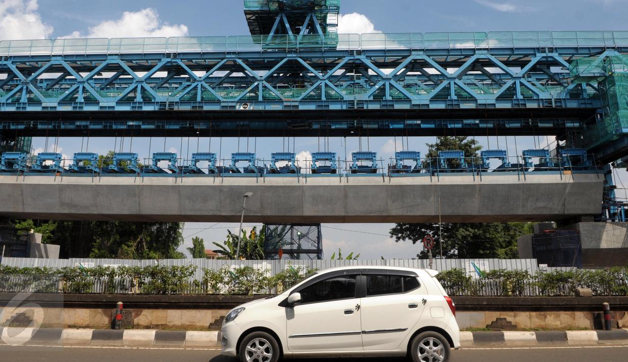 Pembangunan jalur layang Mass Rapid Transit (MRT) di Kawasan Lebak Bulus, Jakarta Selatan, Minggu (15/5). Pembangunan MRT dipercepat juga dalam menyambut Asian Games 2018 serta mengurangi kemacetan.(Liputan6.com/Helmi Afandi)