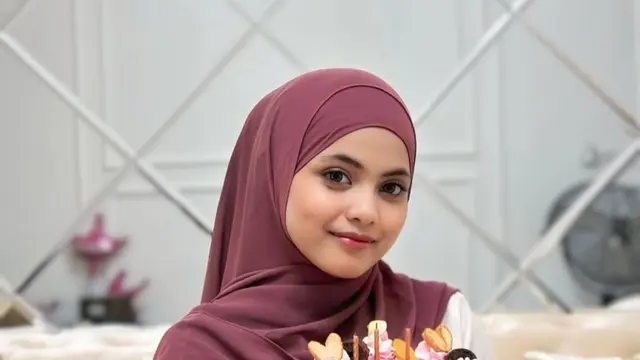 Potret cantik Putri Isnari berhijab dan bercadar. (credit: instagram.com/putriisnari3)