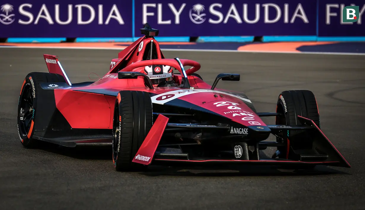 Pembalap Avalanche Andretti, Jake Dennis memacu mobilnya saat balapan Jakarta E-Prix 2023 round-11 di Jakarta International E-Prix Circuit, Ancol, Jakarta, Minggu (04/06/2023). (Bola.com/Bagaskara Lazuardi)