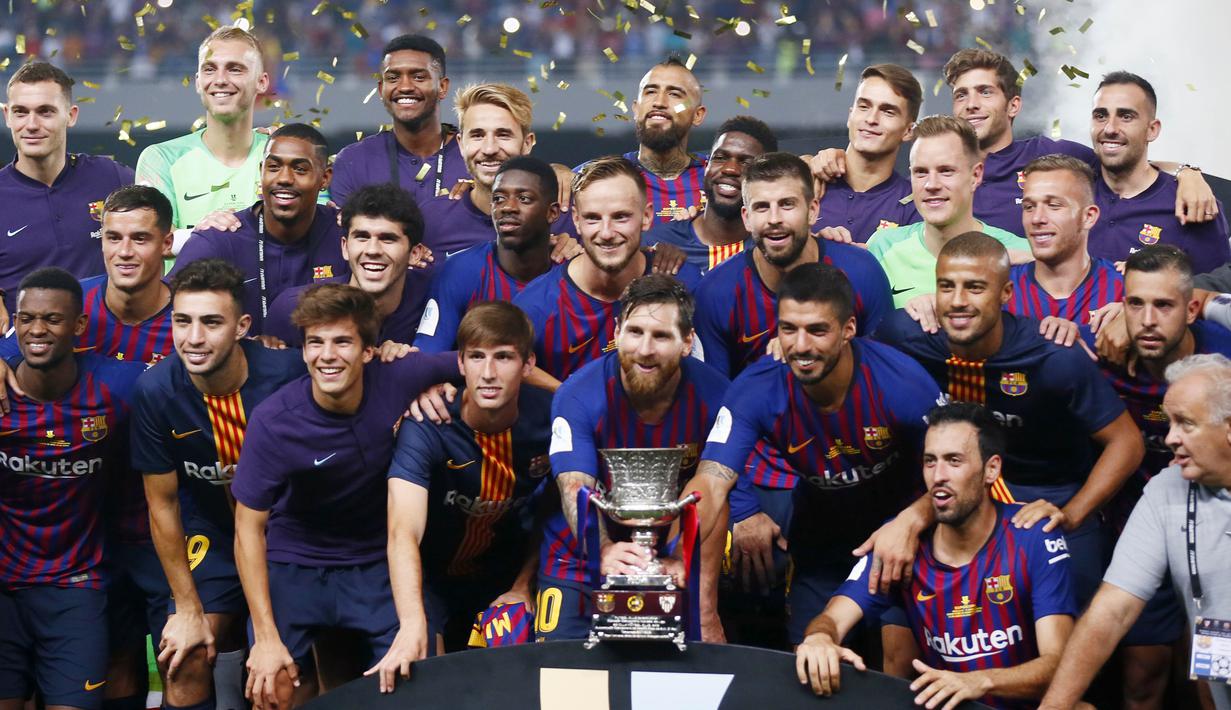 Para pemain Barcelona melakukan selebrasi usai menjuarai Piala Super Spanyol dengan mengalahkan Sevilla di Stadion Ibn Batouta, Tangiers, Minggu (12/8/2018). Barcelona menang 2-1 atas Sevilla. (AP/Mosa'ab Elshamy)