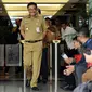 Gubernur DKI Jakarta Djarot Saiful Hidayat bersiap meninggalkan gedung KPK, Jakarta, Senin (25/9). Kedatangan Djarot untuk menandatangani nota kesepahaman (MoU) terkait pajak dan retribusi bersama KPK. (Liputan6.com/Helmi Fithriansyah)