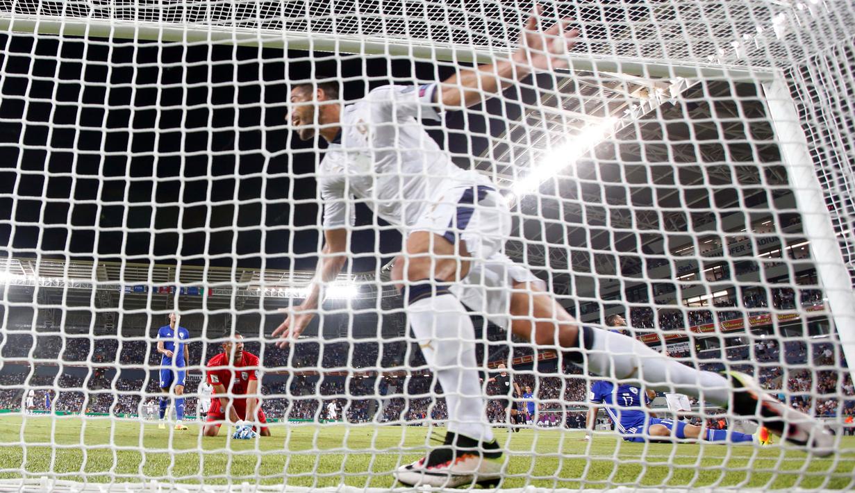 Graziano Pelle merayakan golnya ke gawang Israel pada Kualifikasi Piala Dunia 2018 di Stadion Sammy Ofer, Haifa, Israel, Selasa (6/9/2016) dini hari WIB. (AFP/Jack Guez)