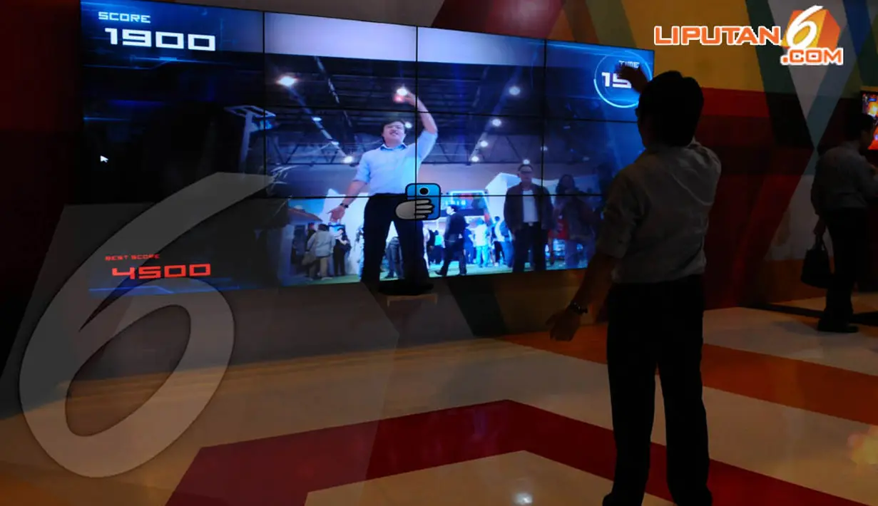 Seorang pengunjung mencoba game yang dipamerkan pada "Telkomsel Digi Expo 2014". Gandaria City, Rabu (23/4/2014) (Liputan6.com/Andrian M Tunay).