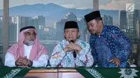 Ketua PP Muhammadiyah, Anwar Abbas (tengah) mendampingi Dubes Arab Saudi untuk Indonesia, Osama bin Mohammed Al-Shuaibi (kiri) memberi sejumlah keterangan di Kantor PP Muhammadiyah, Jakarta, Selasa (13/11). (Liputan6.com/Helmi Fithriansyah)