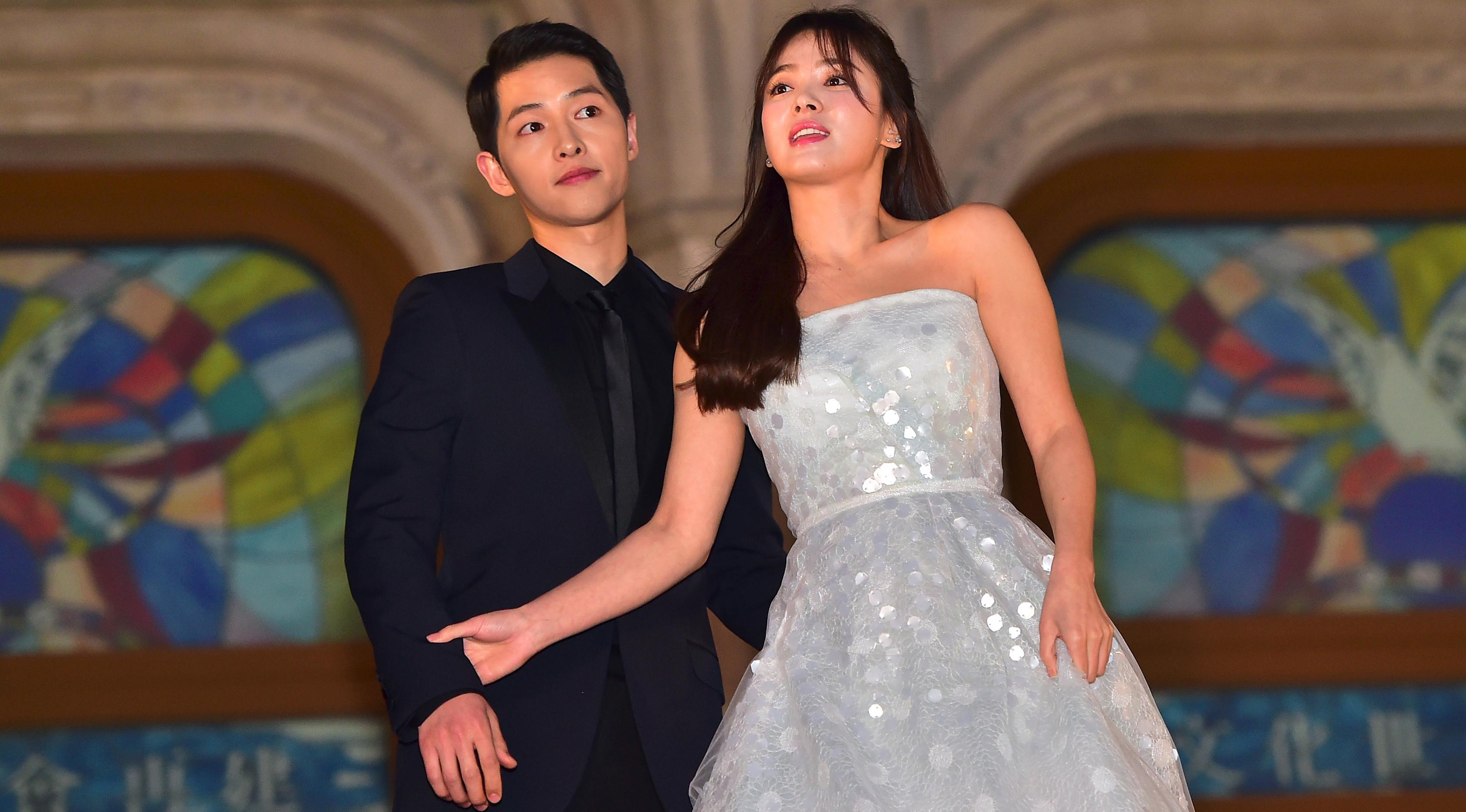 Song Joong Ki dan Song Hye Kyo berpose untuk fotografer di karpet merah ajang penghargaan The 52nd Baeksang Art Awards di Seoul, 3 Juni 2016. Song Song Couple dipertemukan sebagai lawan main dalam drama Korea, Descendants of The Sun. (JUNG YEON-JE/AFP)