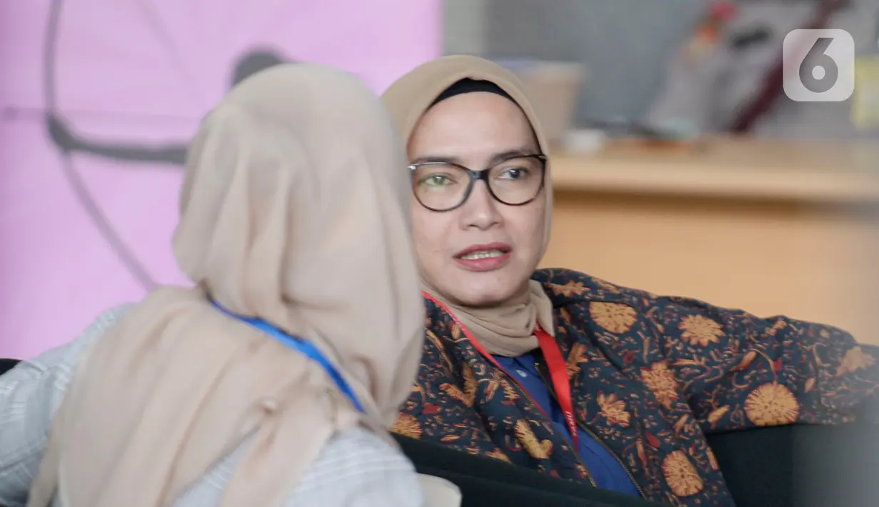 Komisioner KPU Evi Novida Ginting Manik menunggu untuk menjalani pemeriksaan di Gedung KPK, Jakarta, Rabu (26/2/2020). Evi diperiksa sebagai saksi untuk tersangka Saeful Bahri terkait kasus dugaan penerimaan hadiah atau janji penetapan anggota DPR Terpilih 2019-2024. (merdeka.com/Dwi Narwoko)