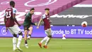 Pemain Aston Villa, Jack Grealish, mencetak gol ke gawang West Ham United pada laga Premier League di Stadion London, Minggu (26/7/2020). Kedua tim bermain imbang 1-1. (Andy Rain/Pool via AP)