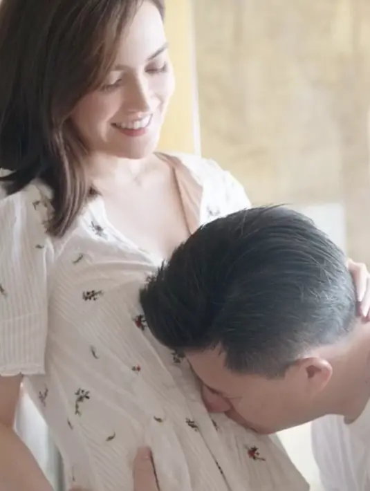 Awalnya Shandy Aulia tidak ingin terlalu percaya, sampai pada akhirnya ia dan David mencoba untuk test dengan menggunakan 10 test pack. Hasil dari semua test pack memberikan hasil postif. (Liputan6.com/shandyaulia)