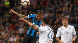 Penyerang Inter Milan, Mauro Icardi berebut bola dengan pemain Empoli, Domenico Maietta pada pertandingan pekan ke-38 Serie A di Giuseppe Meazza, Minggu (26/5/2019). Inter Milan akhirnya lolos ke Liga Champions musim depan setelah bersusah payah menyegel kemenangan 2-1. (AP/Antonio Calanni)