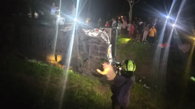 Bus Pratama Putra yang ditumpangi sejumlah siswa-siswi dan guru SMAN 1 Sidoarjo kecelakaan dengan truk engkel di Kilometer (KM) 577, sebelum exit Tol Ngawi. (Istimewa)