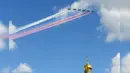Pesawat tempur Su-25 melepaskan asap dengan warna bendera Rusia saat terbang di atas Ivan the Great Bell Tower di Kremlin saat latihan untuk parade militer Hari Kemenangan di Moskow, Kamis (4/5). (AFP PHOTO / Natalia KOLESNIKOVA)