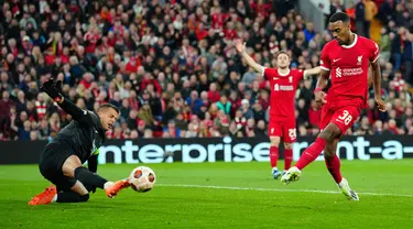 Pemain Liverpool Ryan Gravenberch (38) mencetak gol melewati kiper Union Saint-Gilloise Anthony Moris (49) pada pertandingan sepak bola Grup E Liga Europa di Anfield, Liverpool, Inggris, Kamis (5/10/2023). Liverpool menang 2-0 atas Union Saint-Gilloise. (AP Photo/Jon Super)