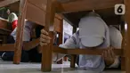 Sejumlah pelajar Sekolah Menengah Pertama Negeri (SMPN) 50 Jakarta mengikuti simulasi berlindung sementara jika terjadi gempa bumi, Kamis (19/9/2024). (Liputan6.com/Herman Zakharia)