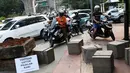 Sejumlah pengendara motor berusaha melintas di trotoar di Jalan Casablanca, Jakarta Selatan, Jumat (21/7). (Liputan6.com/ Immanuel Antonius)