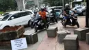 Sejumlah pengendara motor berusaha melintas di trotoar di Jalan Casablanca, Jakarta Selatan, Jumat (21/7). (Liputan6.com/ Immanuel Antonius)