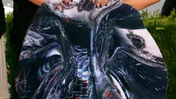 Adik kandung Beyonce, Solange Knowles mengenakan gaun bernuansa platinum dengan potongan melingkar bulat di bagian depannya saat menghadiri ajang Met Gala 2015 yang digelar di Metropolitan Museum of Art's Costume Institute, New York City, Senin (4/5). (RE