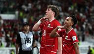 Pemain Timnas Indonesia, Beckham Putra (kanan) dan Ole Romeny melakukan selebrasi setelah mencetak gol ke gawang St Kitts and Nevis dalam laga semifinal FIFA Series 2026 di Stadion Utama Gelora Bung Karno (SUGBK), Senayan, Jakarta, Jumat (27/03/2026). (Bola.com/Abdul Aziz)