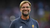Pelatih Liverpool, Juergen Klopp, tersenyum saat pertandingan melawan Atletico Madrid pada laga final Audi Cup di Stadion Allianz, Munchen, Rabu (2/8/2017). Atletico Madrid menang 5-4 atas Liverpool melalui babak adu penalti. (AFP/Christof Stache)