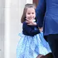 Putri Charlotte mengunjungi Lindo Wing, tempat Kate Middleton melahirkan di Rumah Sakit St Mary's, London, Senin (23/4). Putri Charlotte Charlotte memakai gaun mini berwarna biru muda dengan tambahan kardigan biru navy. (AP Photo)