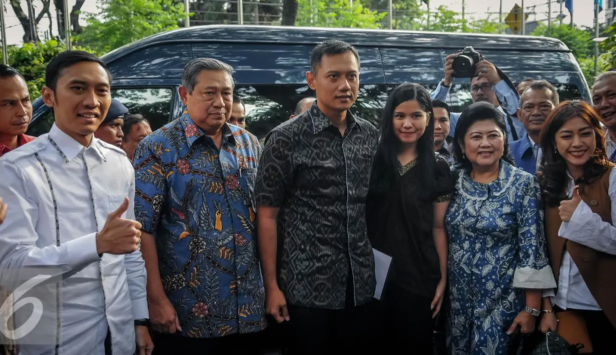 Ki-ka: Edhie Baskoro Yudhoyono, SBY, Agus Harimurti Yudhoyono, Annisa Pohan dan Ani Yudhoyono berpose saat tiba di Wisma Proklamasi, Jakarta, Jumat (23/9). (Liputan6.com/Faizal Fanani)