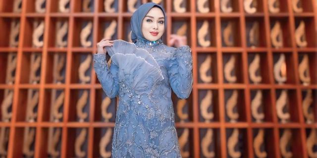 5 Pesona Gamis Biru Berpayet Terry Putri di Acara Spesial, Anggun dan Glamor