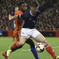 Pemain Skotlandia, Kieran Tierney (kanan) diadang pemain Belanda, Quincy Promes pada laga persahabatan di Pittodrie, Aberdeen, Skotlandia (9/11/2017). Belanda menang 1-0. (Andrew Milligan/PA via AP)