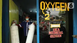 Pekerja membawa oksigen medis di agen isi ulang oksigen di Cipondoh, Kota Tangerang, Kamis (24/6/2021). Permintaan tabung oksigen kebutuhan medis rumahan dan rumah sakit mengalami peningkatan hingga 100 persen sejak lonjakan kasus COVID-19 di Kota Tangerang. (Liputan6.com/Angga Yuniar)