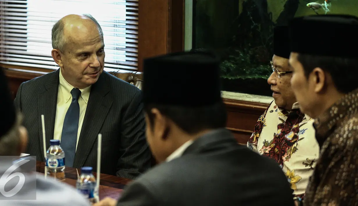 Duta Besar Amerika Serikat untuk Indonesia yang baru Joseph R Donovan saat menemui Ketua PBNU Said Aqil Siradj di Gedung PBNU, Jakarta, Kamis (2/2). (Liputan6.com/Faizal Fanani)