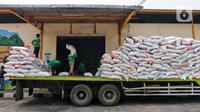 Pekerja memindahkan beras ketika bongkar muat beras bulog di gudang PT Food Station Tjipinang Jaya, Jakarta Timur, Jumat (3/2/2023). Untuk menstabilisasi Pasokan dan Harga Pangan (SPHP), Perum BULOG akan menyaluran beras SPHP di Pasar Induk Beras Cipinang dari 13 ribu menjadi 30 ribu ton,dengan harga paling tinggi sebesar Rp. 8.900. (Liputan6.com/Angga Yuniar)