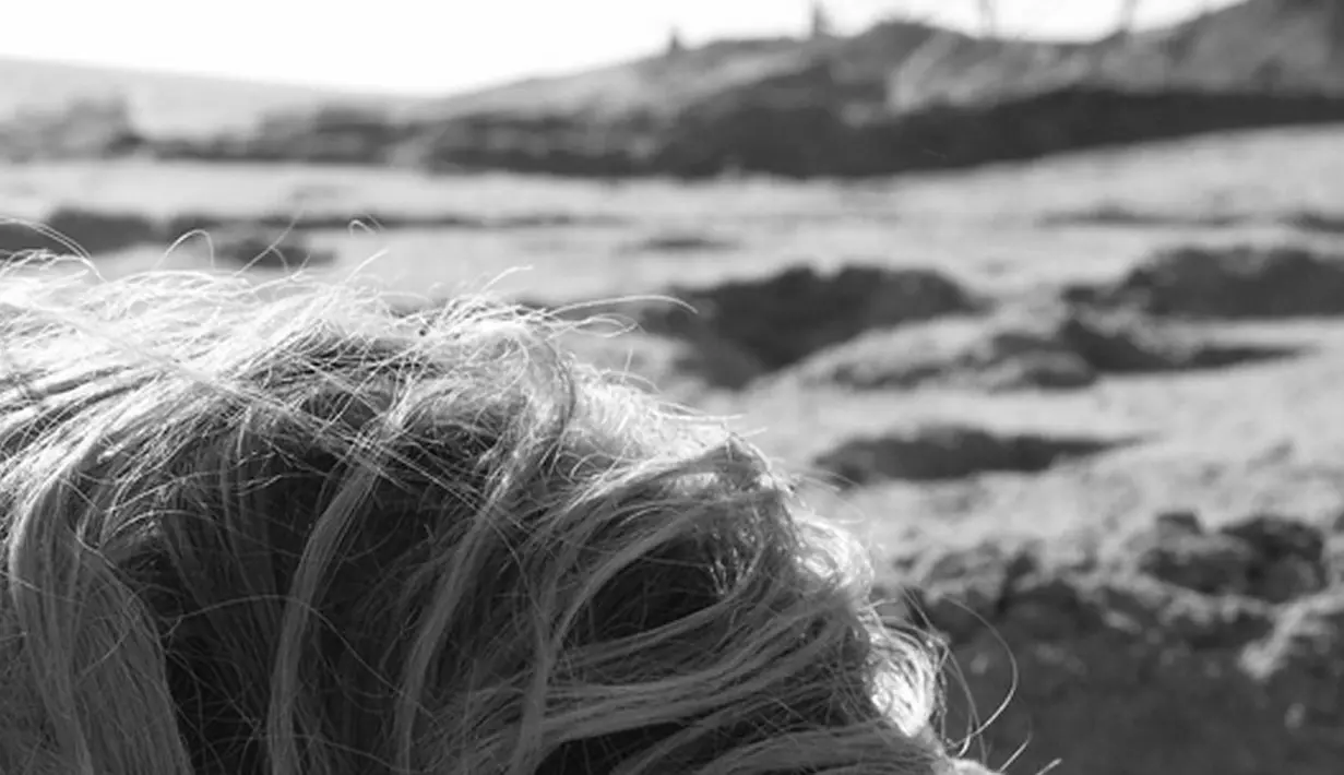 Brooklyn pun mengunggah sebuah foto yang memperlihatkan bagian atas rambut blonde seorang wanita berlatar belakang pemandangan pantai dengan keterangan foto, “Tak bisa menunggu sampai May”.  (Instagram/chloegmoretz)