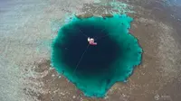 Sebelum temuan pada 22 Juli 2016 tersebut, Dean's Blue Hole in Bahama dianggap sebagai sinkhole terdalam sedunia. (Sumber hianqiu.com)