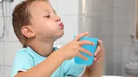 Kid using mouthwash. Foto: thedentalcheck