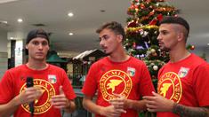 Pemain Mitra Kukar asal Brasil, (dari kiri) Patrick Cruz, Rodrigo Do Santos, Artur saat berdiskusi mengucapkan selamat Natal dan Tahun Baru di Hotel Agas International, Solo, Senin (14/12/2015). (Bola.com/Nicklas Hanoatubun)