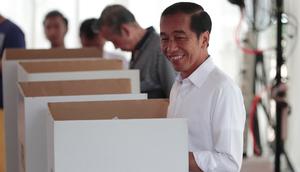 Calon Presiden Nomor Urut 01 Joko Widodo atau Jokowi saat melakukan pencoblosan dalam Pemilu 2019 di TPS 008 Gambir, Jakarta Pusat, Rabu (17/4). Jokowi tercatat di nomor urut 154 dari 198 pemilih yang terdaftar di Daftar Pemilih Tetap (DPT). (AP/Dita Alangkara)