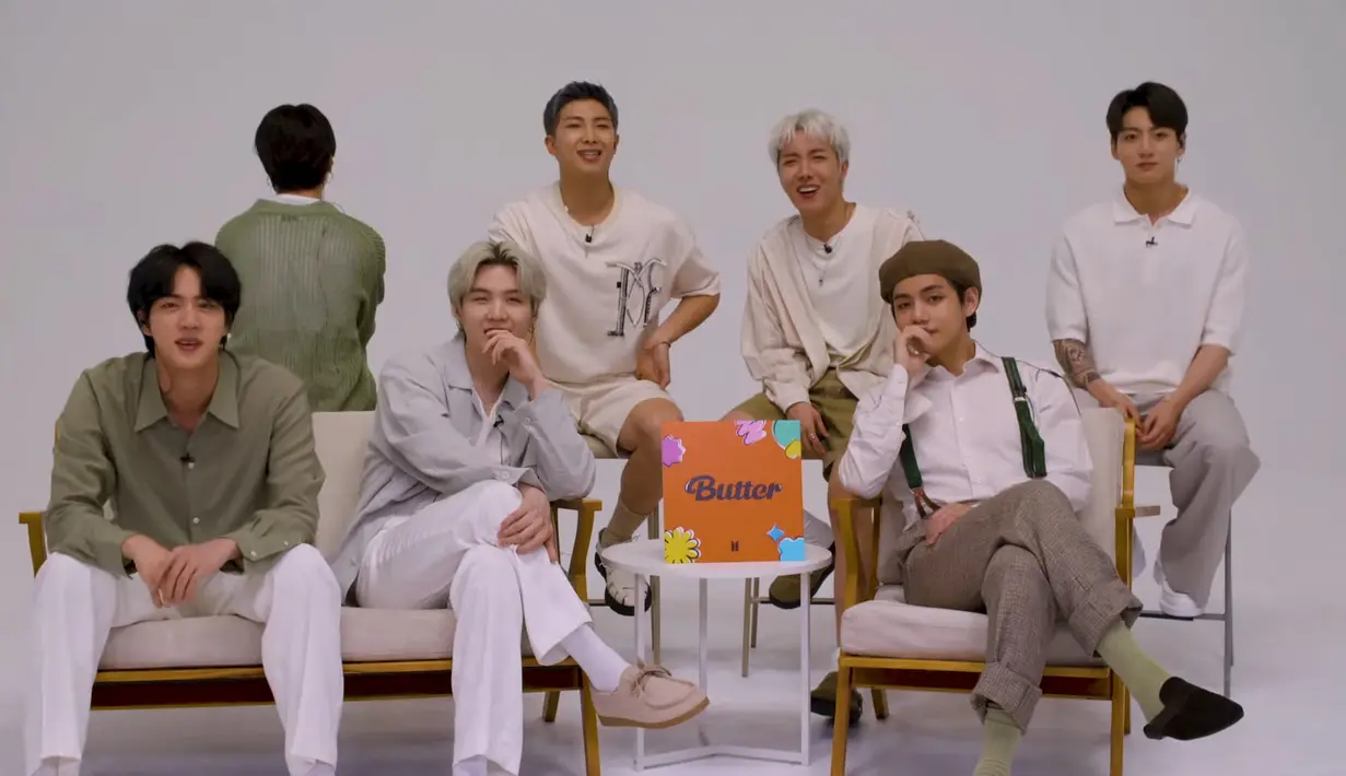 Begini reaksi BTS ketika Jimmy Fallon membuka foto lawas mereka delapan tahun lalu. Jimin jadi yang paling tersipu melihatnya  (YouTube The Tonight Show Starring Jimmy Fallon)