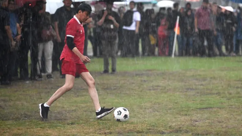 Presiden Joko Widodo (Jokowi) bermain sepak bola bareng Ketua Umum Partai Solidaritas Indonesia (Ketum PSI) Kaesang Pangarep dan Sekjen PSI Raja Juli Antoni main bola bareng di Lapangan Gamplong, Moyudan, Sleman, Yogyakarta.