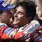 Pebalap Repsol Honda, Marc Marquez, bersama pebalap Ducati, Jorge Lorenzo, merayakan kemenangan pada GP Aragon di Sirkuit Motorland, Alcaniz, Minggu (24/9/2017). Marquez berhasil finis tercepat dengan waktu 42 menit 6,819 detik. (AFP/Jose Jordan)