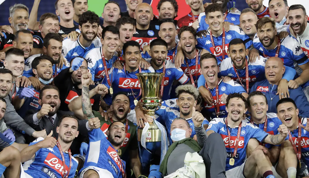 Para pemain Napoli merayakan kemenangan mereka atas Juventus pada final Coppa Italia di Olympic Stadium, Roma, Italia, Rabu (17/6/2020). Napoli menjadi juara Coppa Italia 2019-2020 setelah mengalahkan Juventus lewat drama adu penalti. (AP Photo/Andrew Medichini)