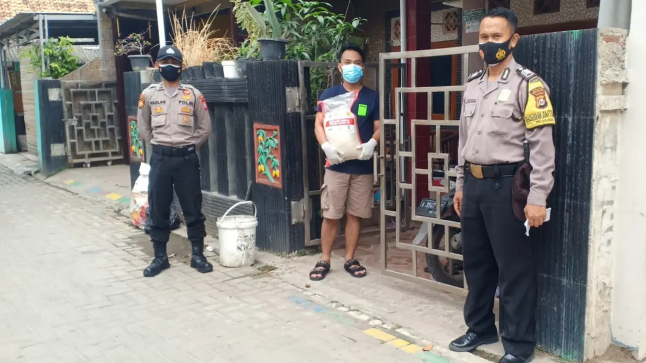 Polsek Serang, Kota Serang, Banten, Bantu Beras Bagi Warga Yang Sedang Isolasi Mandiri. (Selasa, 13/07/2021). (Dokumentasi Polsek Serang).