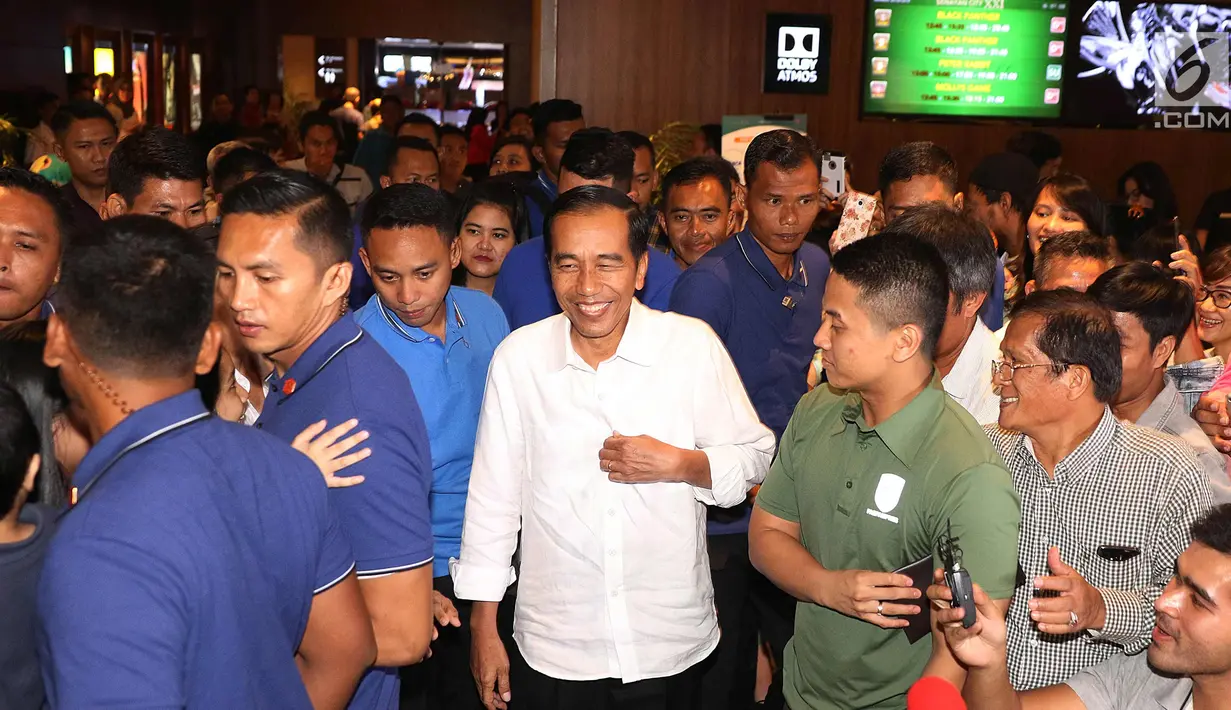 Presiden Joko Widodo usai menonton film Dilan 1990 di Senayan City, Jakarta, Minggu, (25/2). Usai menonton Dilan, Jokowi menyapa warga yang tengah berkunjung di mal tersebut. (Liputan6.com/Angga Yuniar)