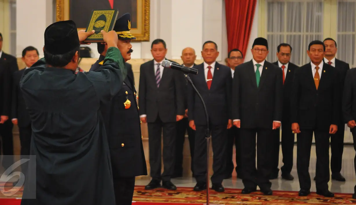 Marsekal Madya Hadi Tjahjanto saat disumpah menjadi Staf Angkatan Udara (Kasau) di Istana Negara, Jakarta, Rabu (18/1). Pengangkatan Hadi Tjahjanto sebagai Kasau berdasarkan Keputusan Presiden RI Nomor 2/TNI/2017 . (Liputan6.com/Angga Yuniar)