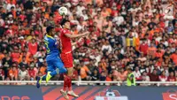 Striker Persija Jakarta, Feby Eka, berebut bola dengan pemain Persib Bandung pada laga pekan kedelapan Shopee Liga 1 2019 di Stadion Utama Gelora Bung Karno, Senayan, Jakarta, Rabu (10/7/2019). Persija dan Persib bermain imbang. (bola.com/Yoppy Renato)
